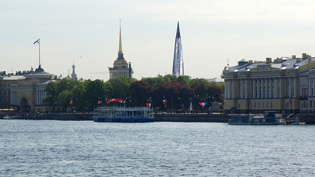 Охта центр и вид на шпиль Адмиралтейства Санкт-Петербурга