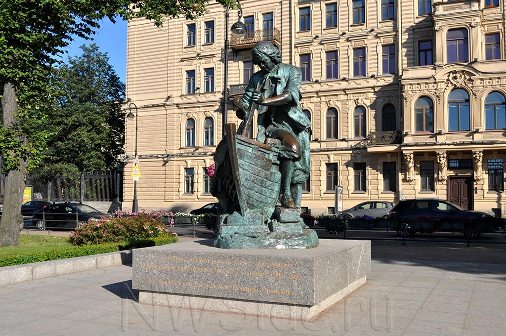 Памятник Петру Плотнику на Английской набережной Санкт-Петербурга