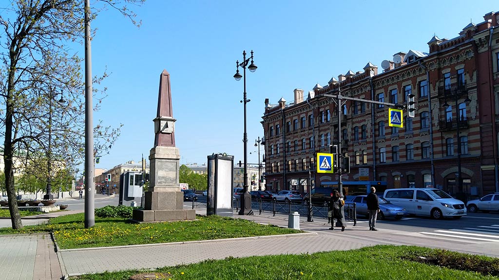 Верстовой столб в сквере имени Героя Советского Союза Маршала Говорова