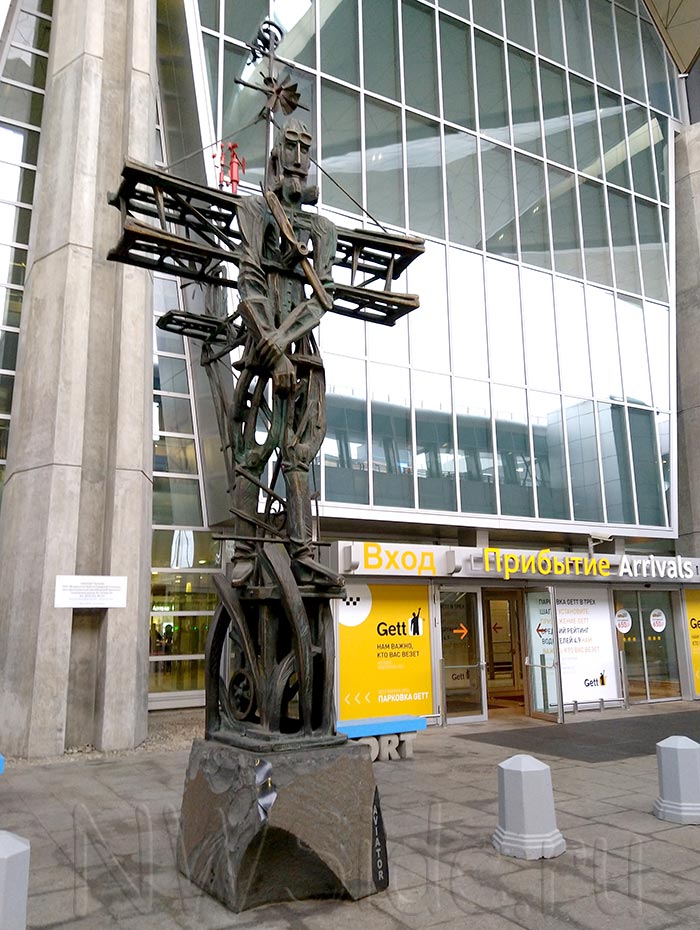 Скульптура Авиатор в аэропорту Пулково-1