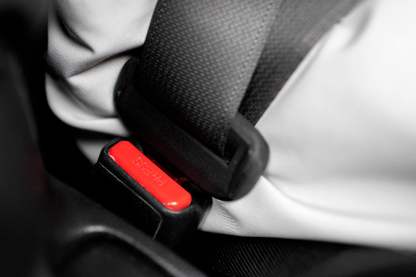 Пристегнутый ремень безопасности в автомобиле